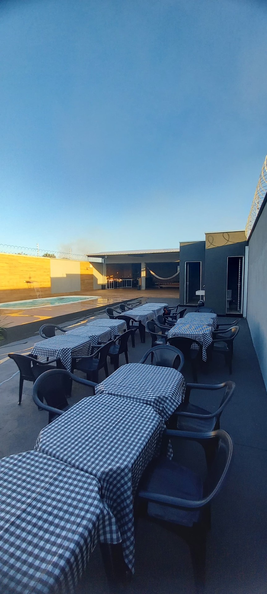 Mesas próximas à piscina